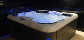 Villa Summertime - Private Jacuzzi and bikes, beach 800m